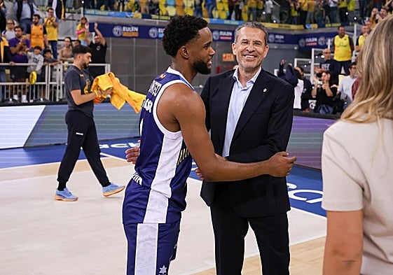 Jean Montero se abraza con Pedro Martínez tras la victoria.