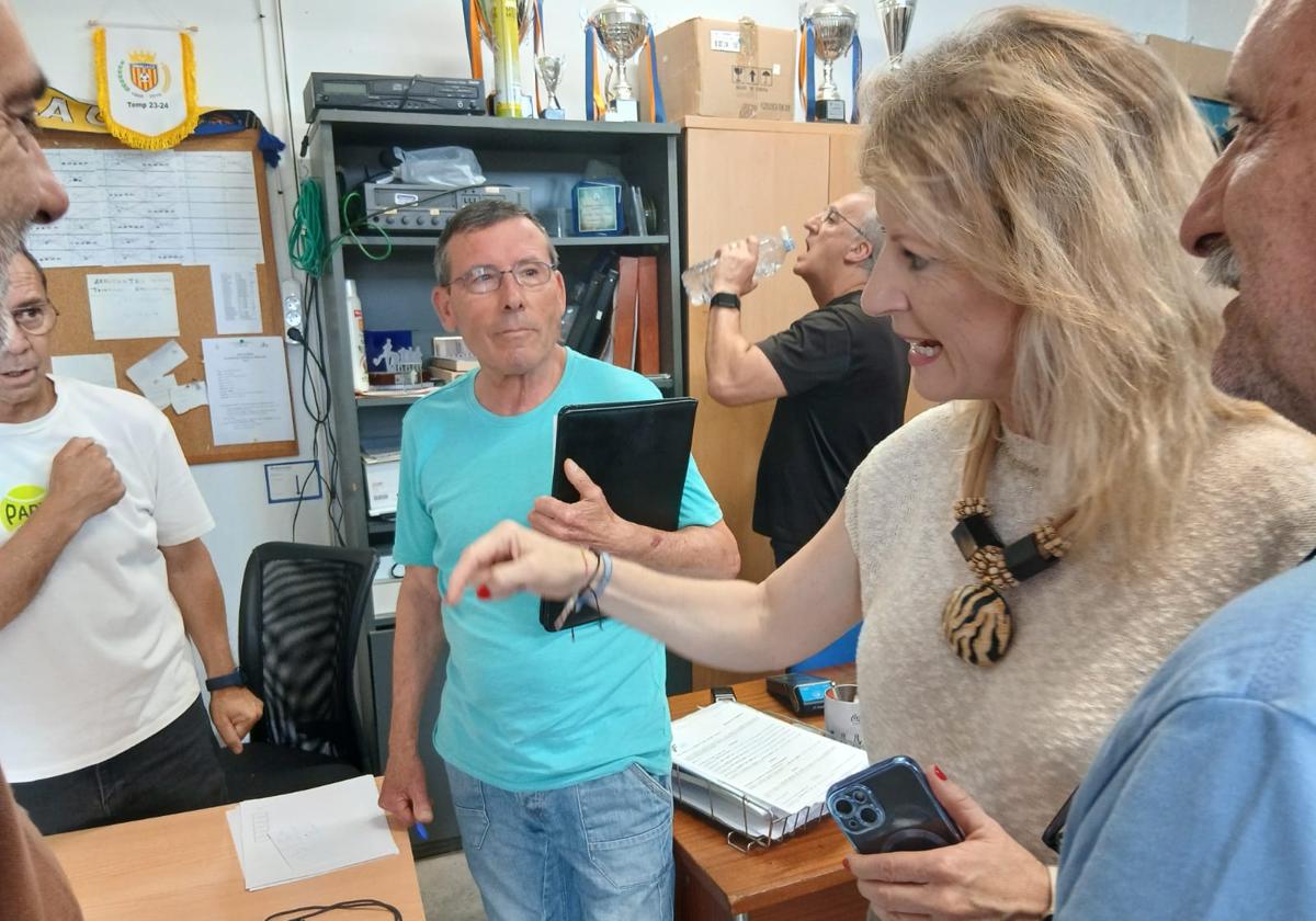 La alcaldesa de Xirivella en una reunión.