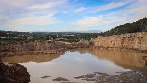 Estado actual de la cantera, repleta de agua.