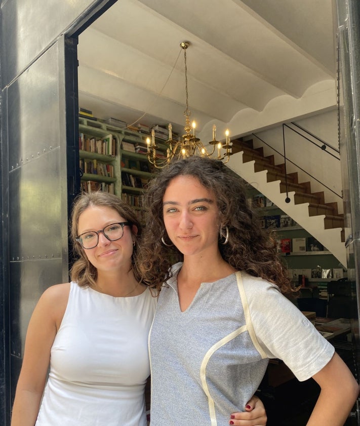 Imagen secundaria 2 - Balcón con un tapiz de la Virgen; Elisa Peris, de Peris Roca, con su negocio y justo al lado un apartamento turístico, y Ana y Paula, de la librería Praxis, en la calle Avenallas.