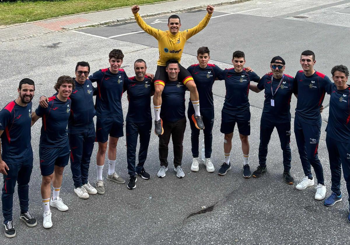 Pau Martí, en el centro, junto a sus compañeros de la selección española.