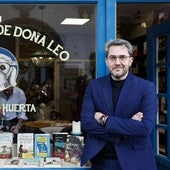 Máximo Huerta frente a la puerta de La Librería de Doña Leo.