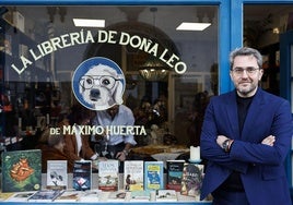 Máximo Huerta frente a la puerta de La Librería de Doña Leo.