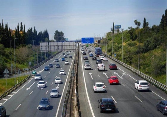 Coches circulando por una carretera.