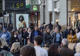 Gente por la calle en Valencia.