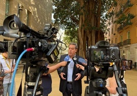 José María Llanos comparece en los jardines de Les Corts, este jueves.