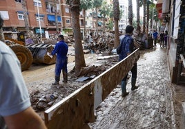Limpieza de una calle de Catarroja el pasado 7 de noviembre.