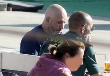 El exresponsable de la lucha antidroga del puerto de Valencia, de uniforme, durante una reunión con Guillermo T., el supuesto capo de la red.