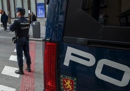 Un agente de la Policía Nacional