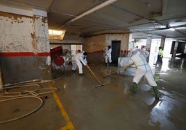 Trabajos de limpieza de un garaje afectado por la dana.
