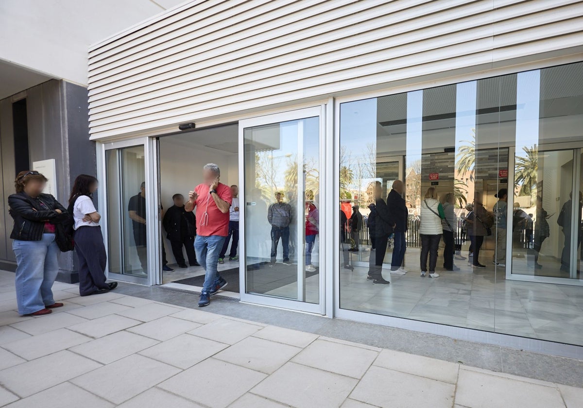 Entrada al centro de salud Campanar II, con las colas que había en abril.