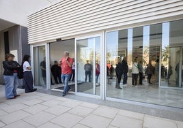 Entrada al centro de salud Campanar II, con las colas que había en abril.
