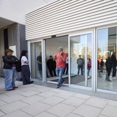 Entrada al centro de salud Campanar II, con las colas que había en abril.