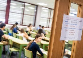 Un aula de examen de acceso a la universidad, en las pruebas de esta semana.