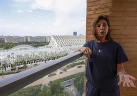 María, en su terraza, sufre por el ruido de los festivales en Les Arts