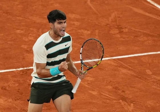 Alcaraz celebra un punto en las semifinales de Roland Garros.
