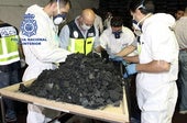 Policías nacionales inspecciona un alijo de cocaína llegado entre carbón al puerto de Valencia.