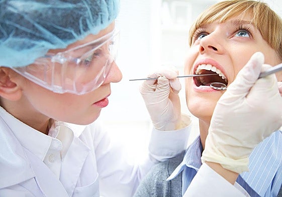 Una mujer atendida en el dentista, imagen de recurso.