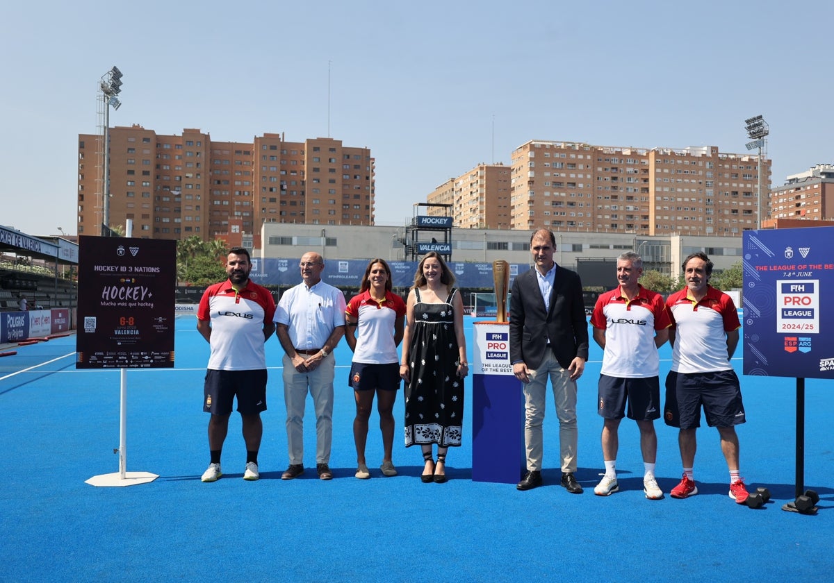 Organizadores y autoridades en la presentación del evento.