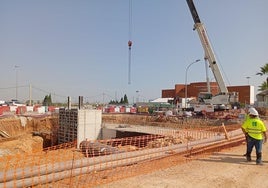 Construcción del cañón peatonal subterráneo en València Sud, este viernes.
