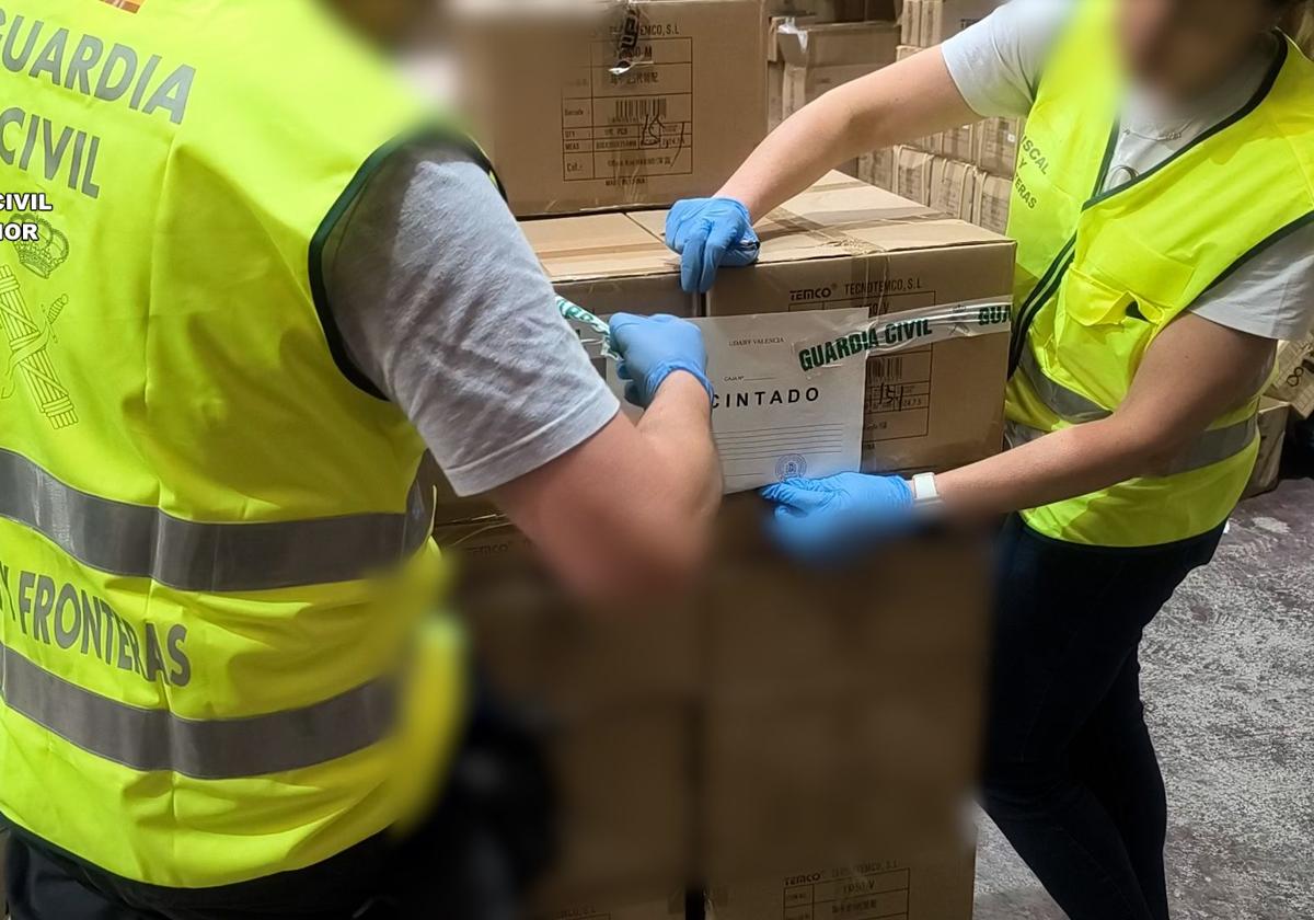 Decomiso de los productos falsificados.