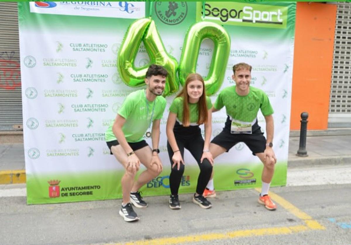Varios miembros del Club Atletismo Saltamontes.