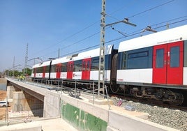 Prueba de carga en el puente sobre el barranco del Poyo este viernes,