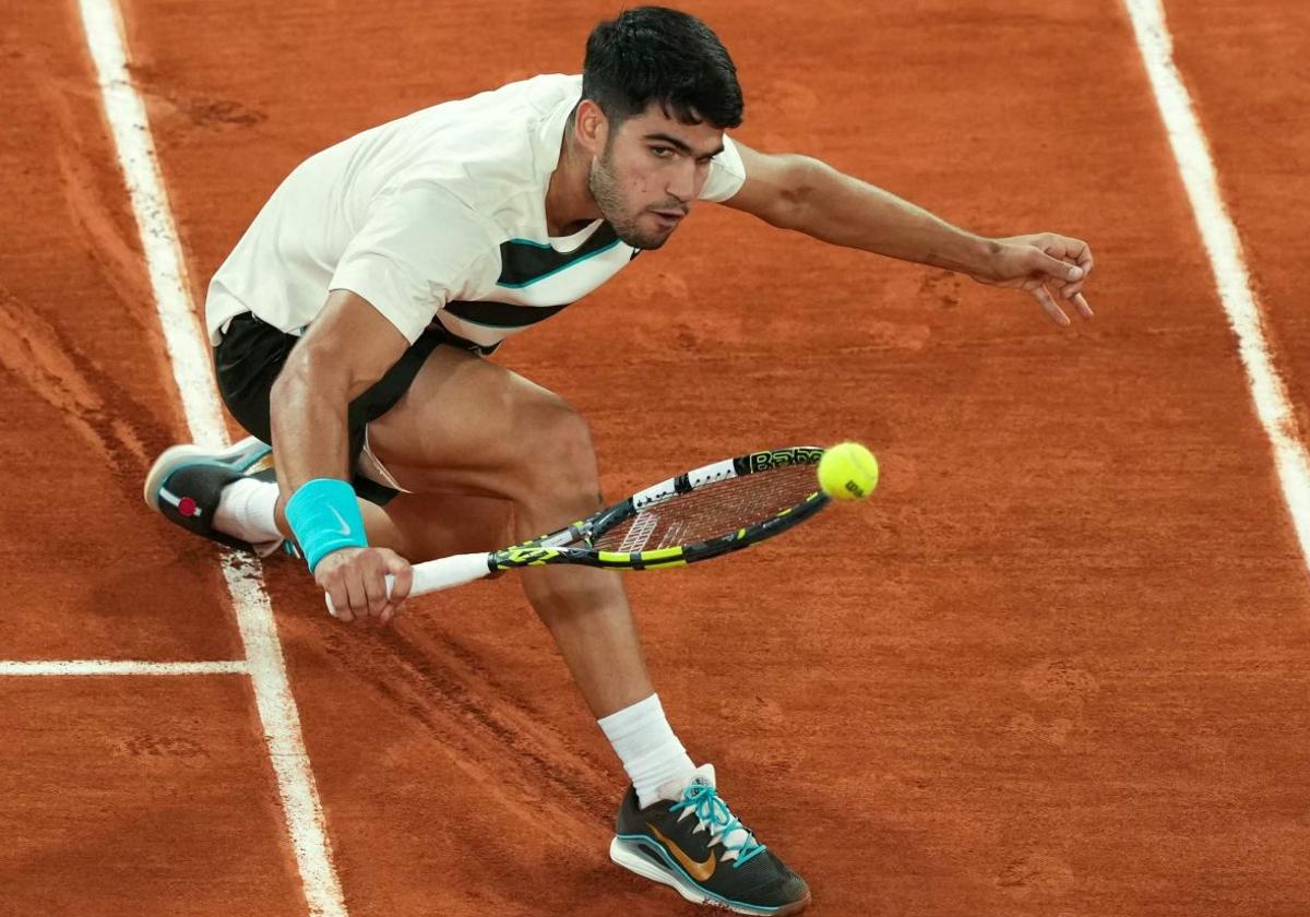 Alcaraz juega un resto de revés en las semifinales de Roland Garros.