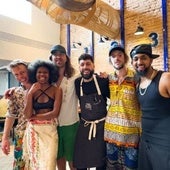 El grupo Crystal Fighters, tras su comida en Pelayo.