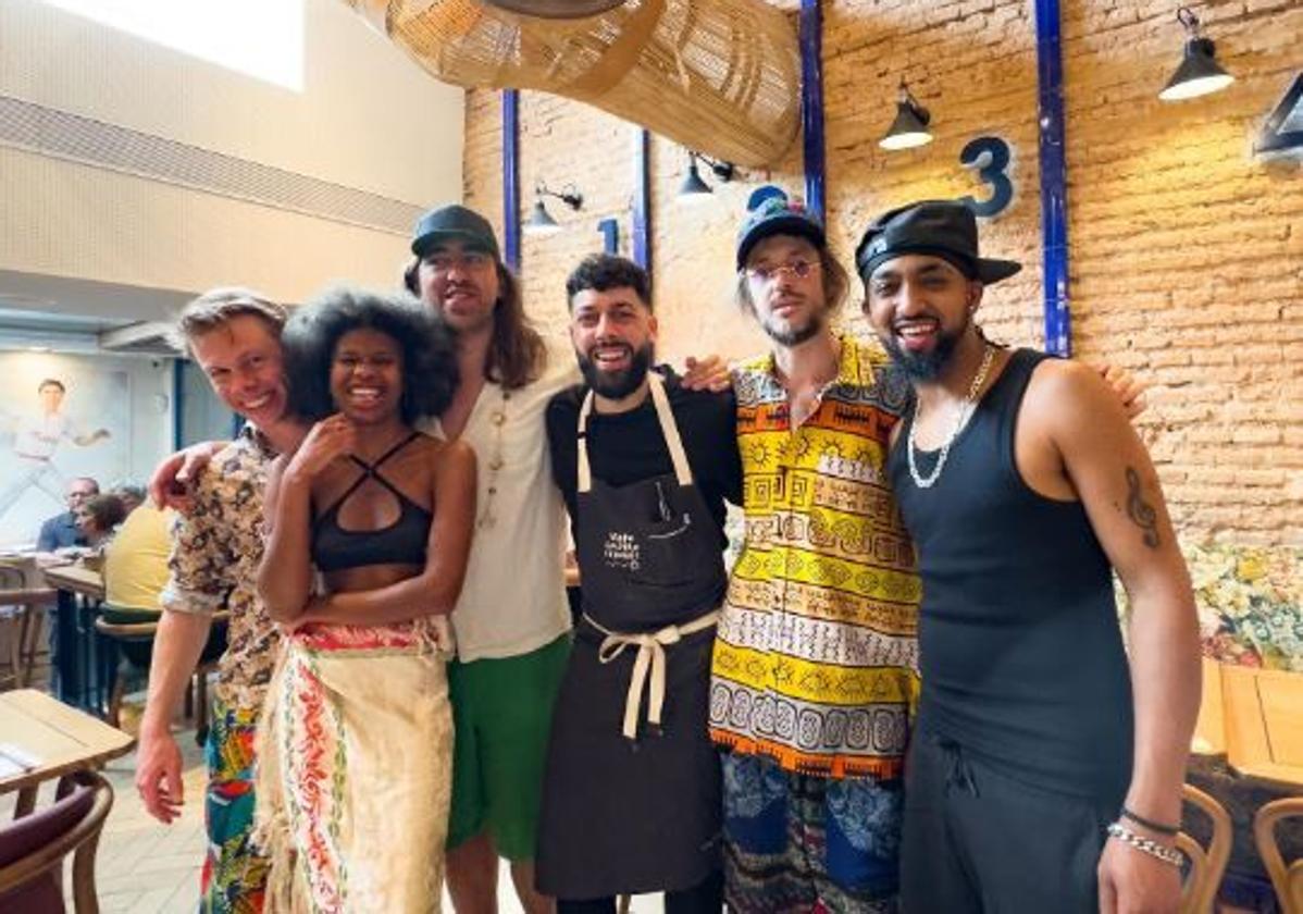 El grupo Crystal Fighters, tras su comida en Pelayo.