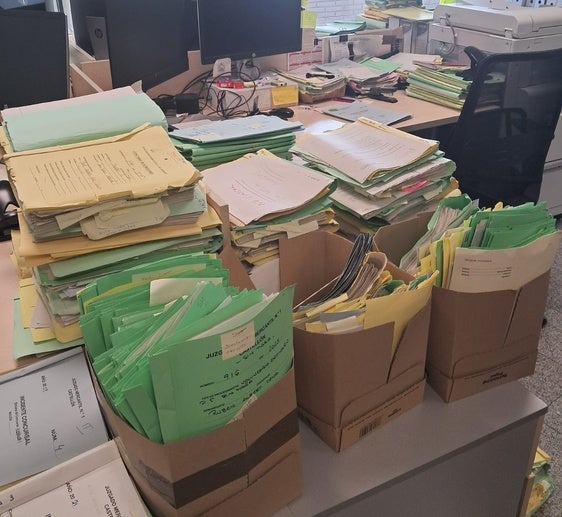 Expedientes apilados en la mesa de un juzgado valenciano.