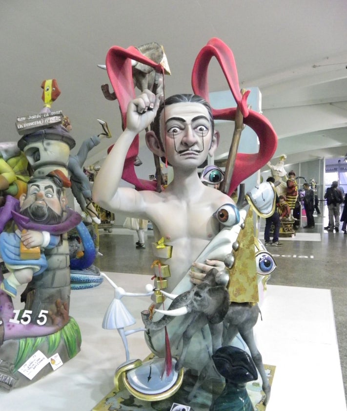 Imagen secundaria 2 - Falla de Octavio Vicent diseñada por Dalí y figura de Dalí, obra de Martínez Aparici en la falla Cuba; artistas de cine de Vicente Llácer en la falla Cuba y Dalí creado por Javito para la falla Telefónica. 