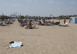 Instalación de las primeras zonas de sombrillas, hamacas y quioscos en la playa del Cabanyal.