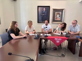 Presentación del evento solidario con la presencia de Luca y sus padres.