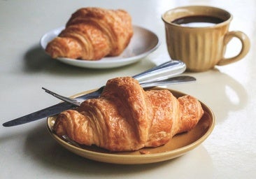 Desayuno clásico, con café y una pieza de bollería