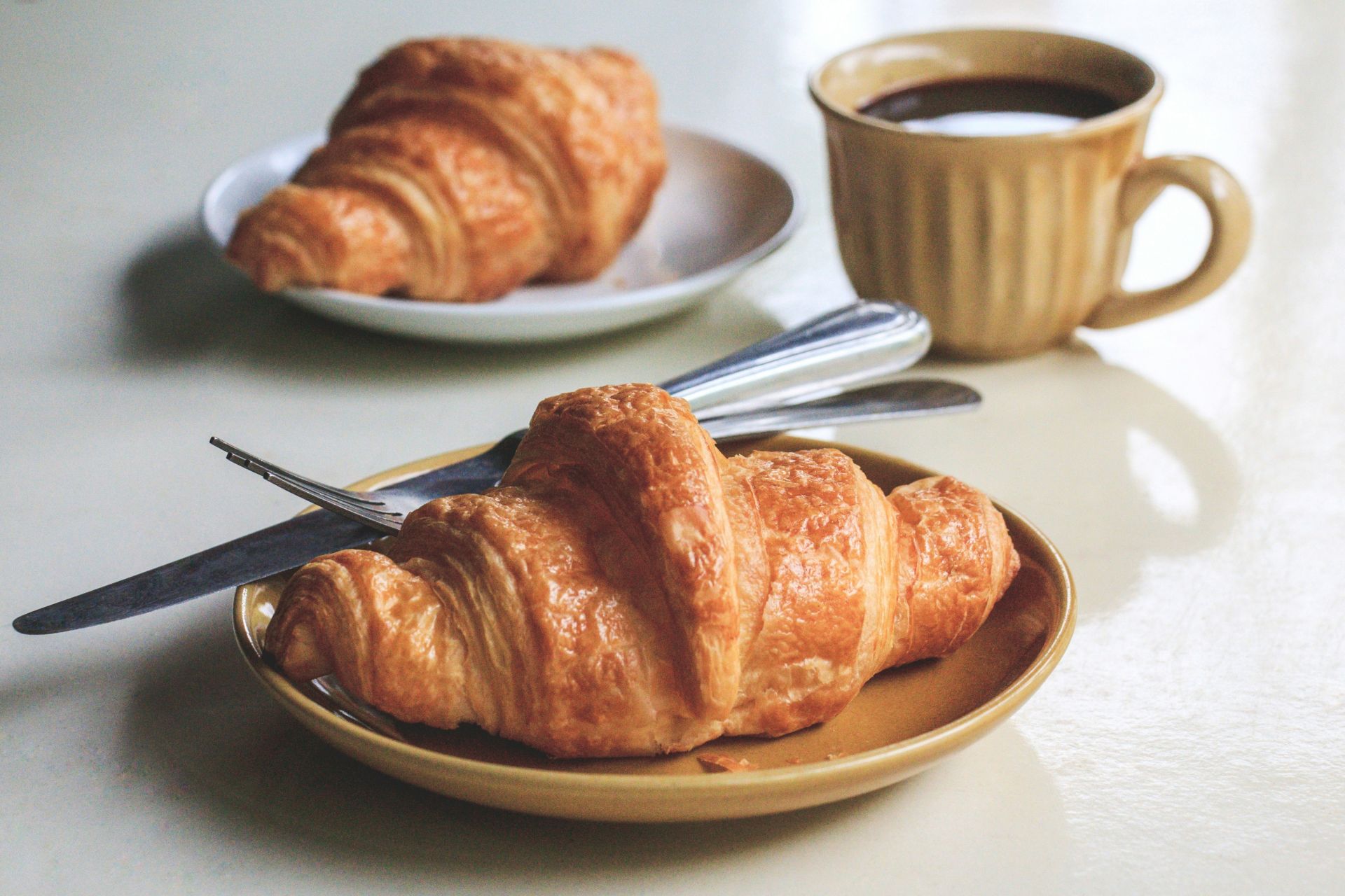Desayuno clásico, con café y una pieza de bollería