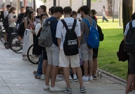 Alumnos esperando acceder al examen.