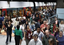 Estación de Metrovalencia repleta de usuarios.