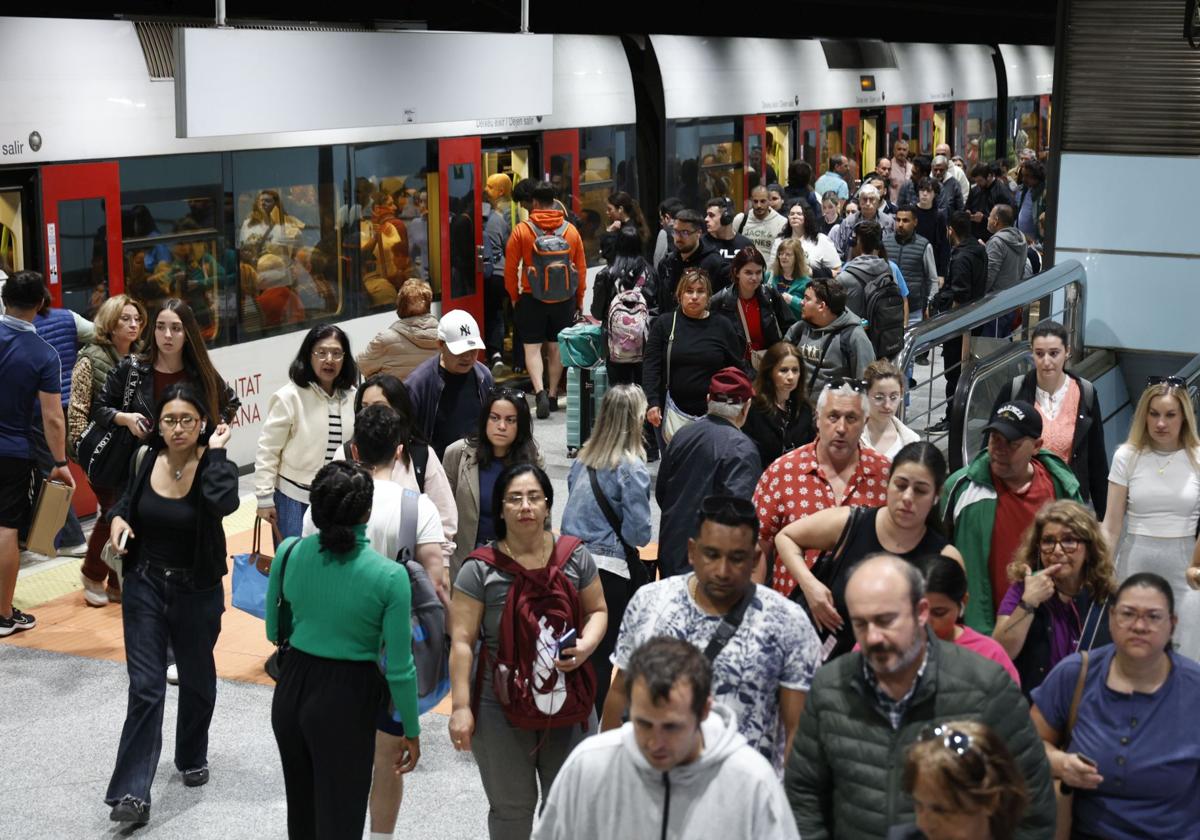 Estación de Metrovalencia repleta de usuarios.