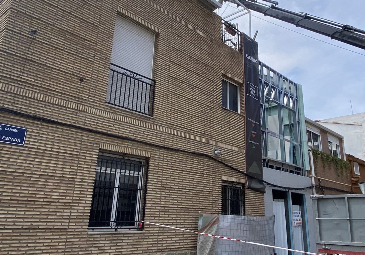 Solar construido con una estructira de acero galvanizado, en la calle Espadán, en el Cabanyal.