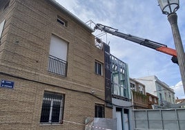 Solar construido con una estructira de acero galvanizado, en la calle Espadán, en el Cabanyal.