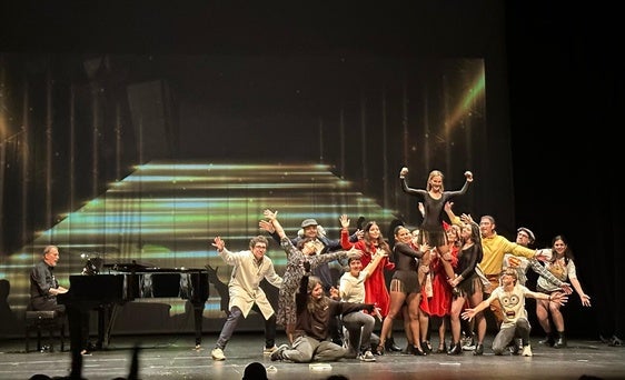 Momentos de una de las obras puestas en escena por el alumnado del TAEC de Toni Saurina.