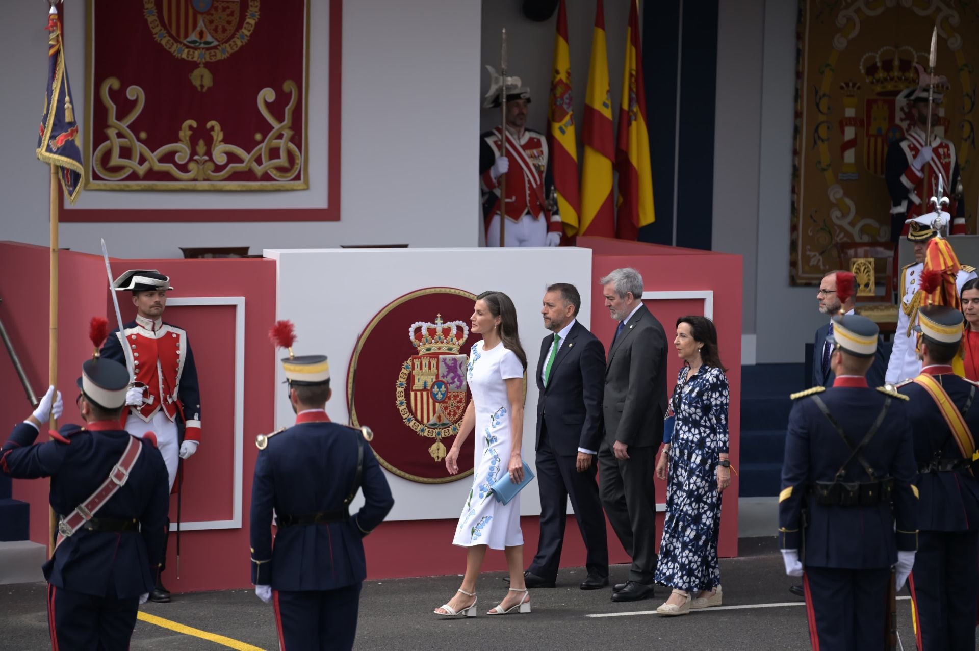 Letizia deslumbra en el desfile de las Fuerzas Armadas vestida de blanco