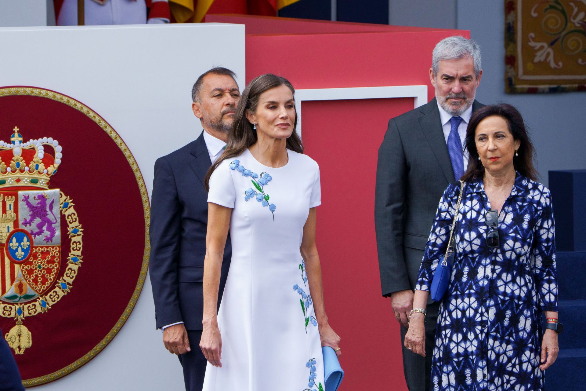 Letizia deslumbra en el desfile de las Fuerzas Armadas vestida de blanco