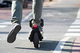 Una persona en un patinete.