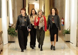 La portavoz de Compromís en el Congreso, Águeda Micó (1i); la portavoz de Sumar en el Congreso, Verónica Martínez (c) y la diputada de Sumar Aina Vidal.