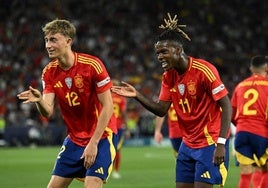 Huijsen y Nico Williams, con España.