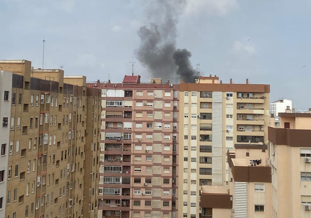 Un incendio obliga a desalojar a unos 40 vecinos de un edificio de 14 plantas en Campanar
