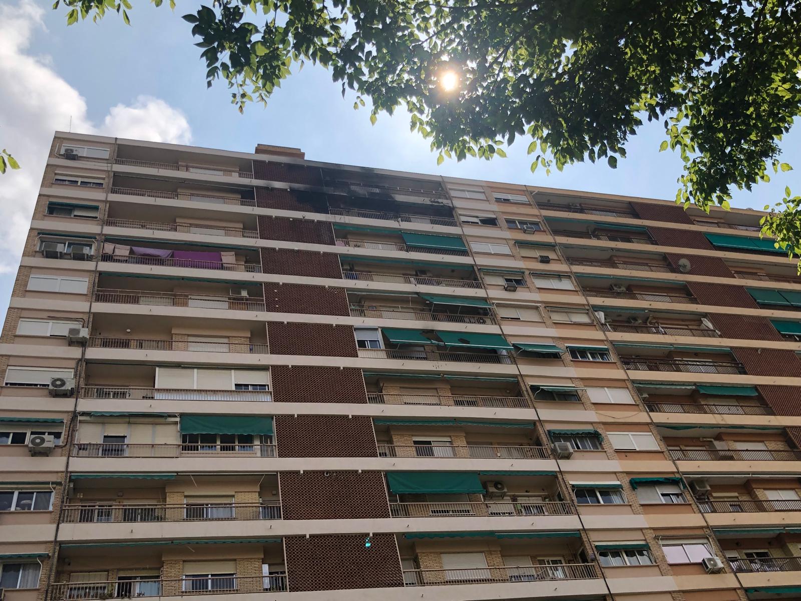 FOTOS | Un incendio en Campanar obliga a desalojar un edificio de 14 plantas