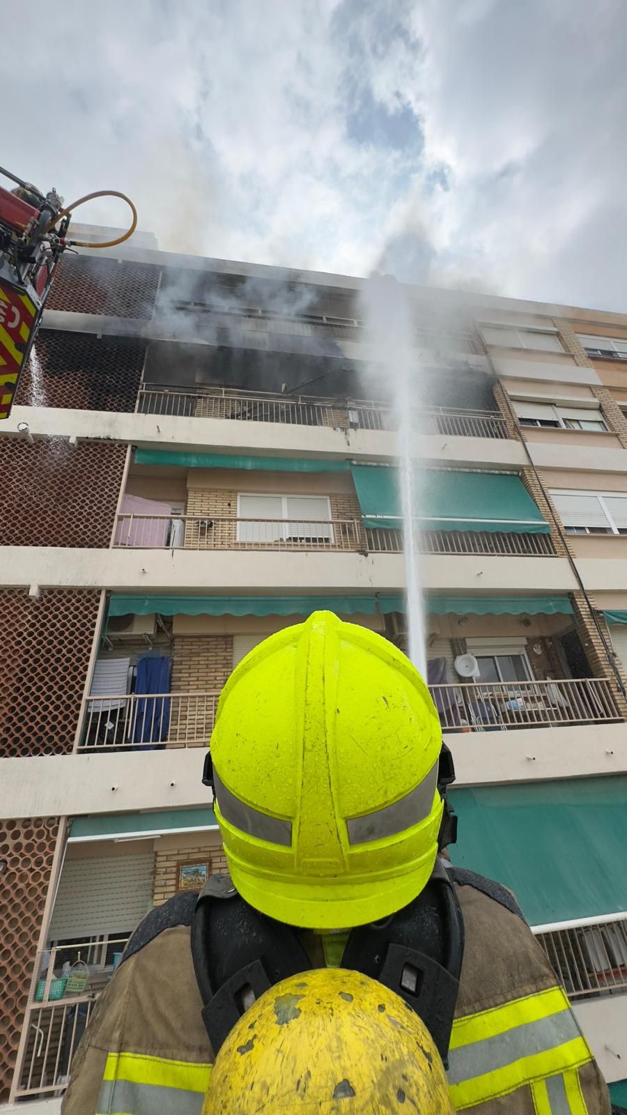 FOTOS | Un incendio en Campanar obliga a desalojar un edificio de 14 plantas